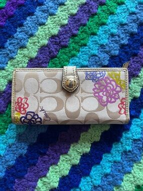 Coach Poppy Floral-Accent Signature Wallet in Khaki with Multicolor Flowers